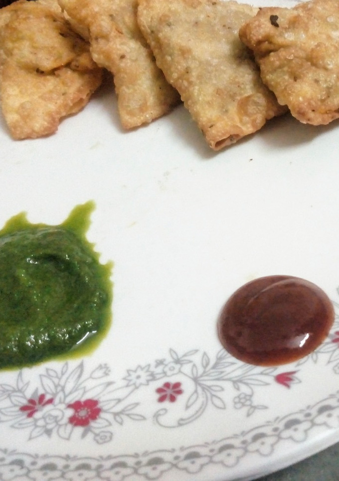 બટાકા ના સમોસા (Potato Samosa Recipe In Gujarati) રેસીપી મુખ્ય ફોટો