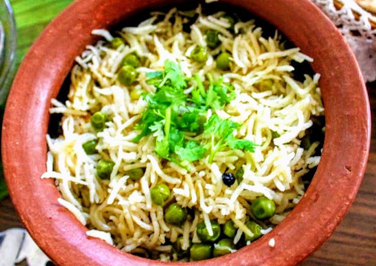 Simple Way to Make Quick Mutter Pulao or Green Peas rice