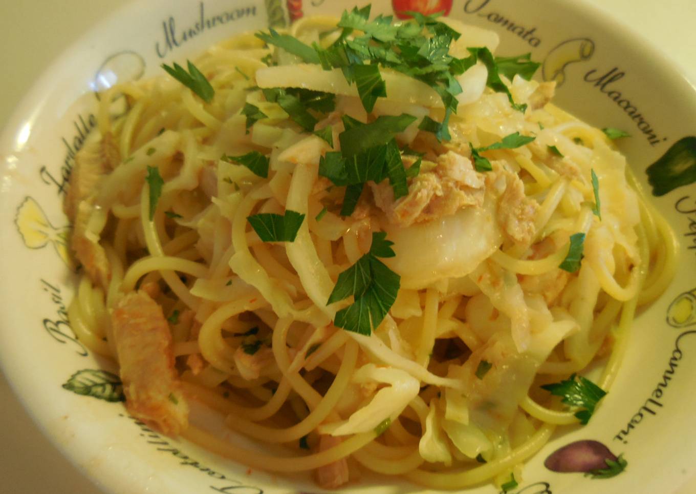Spaghetti pasta with tuna and cabbage