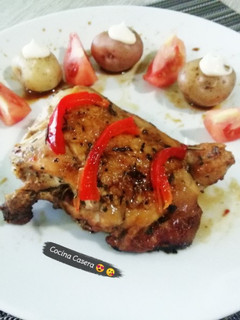 Una foto de Pollo especial con hierbas y Cola-Cola 🌿😍🤤