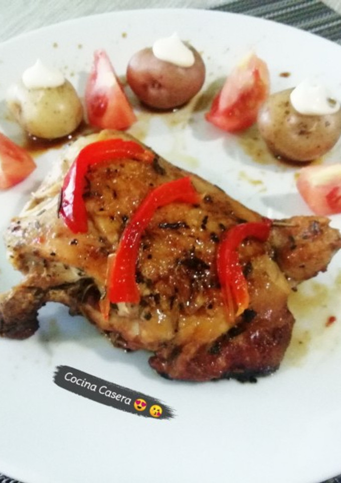 Una foto de Pollo especial con hierbas y Cola-Cola 🌿😍🤤