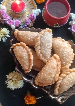 करंजी (karanji recipe in Hindi) रेसिपी मुख्य फोटो