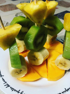 Una foto de Brochetas de frutas variadas