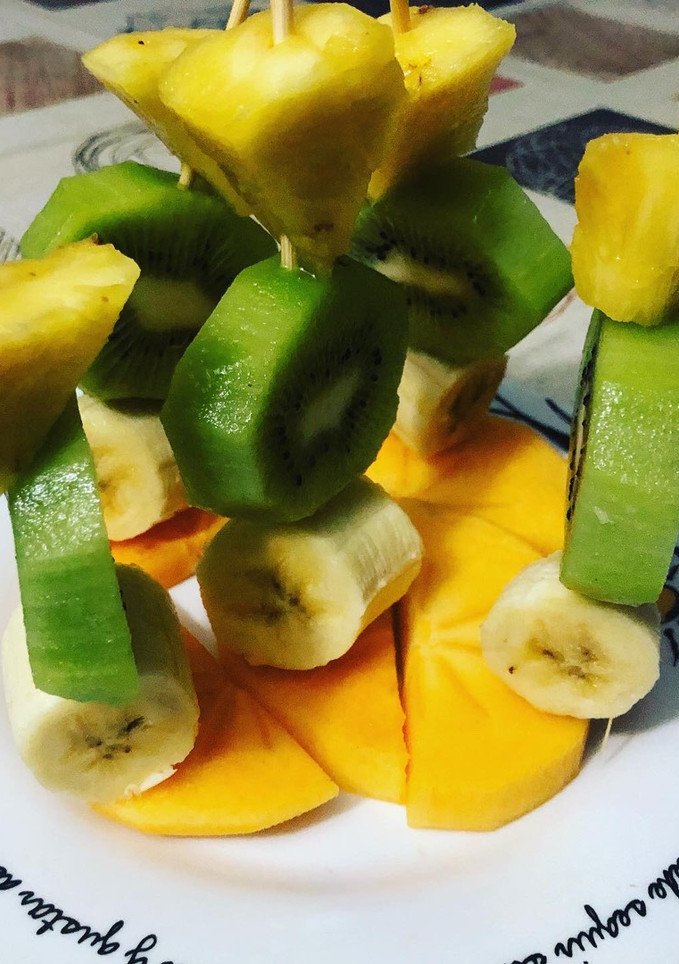 Una foto de Brochetas de frutas variadas