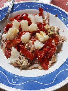 Una foto de Revuelto de huevo con atún pimientos y espárragos