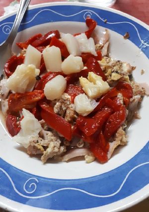 Una foto de Revuelto de huevo con atún pimientos y espárragos