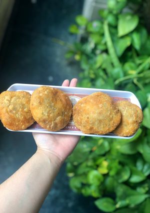 A picture of Aloo Pyaaz Kachori.