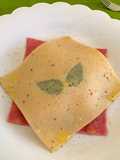 Raviolo Aperto Bicolore con Salmone e Patate