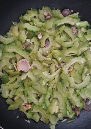 Hình của món Lòng Gà Xào Khổ Qua.