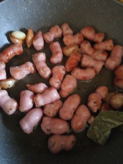 Una foto de Salchichas de pollo con ajos