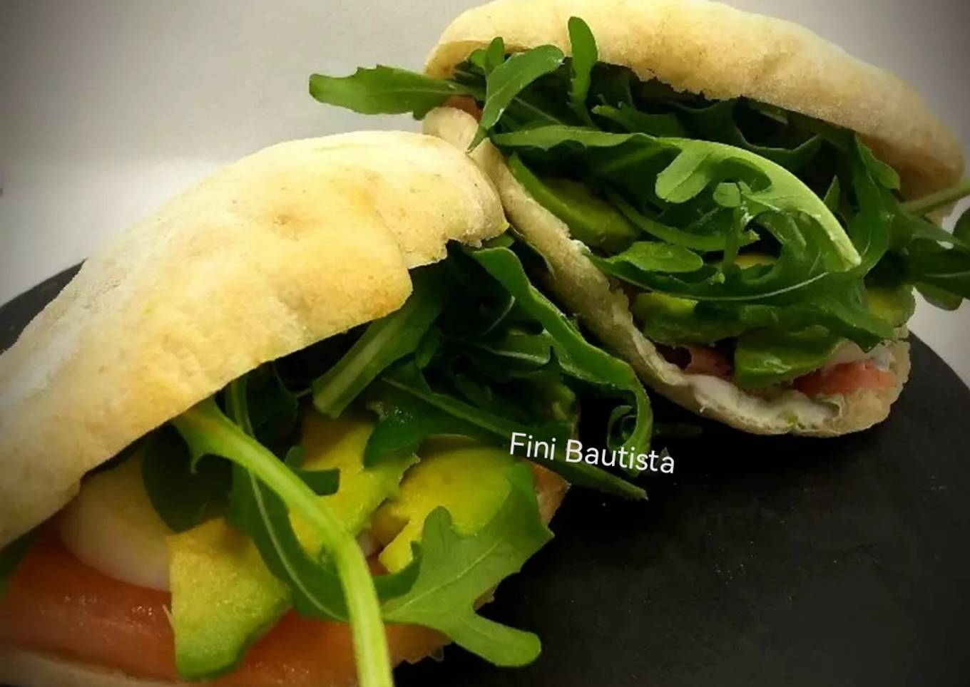 Pan de pita con salmón y aguacate
