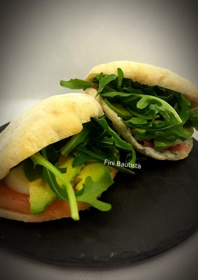 Una foto de Pan de pita con salmón y aguacate
