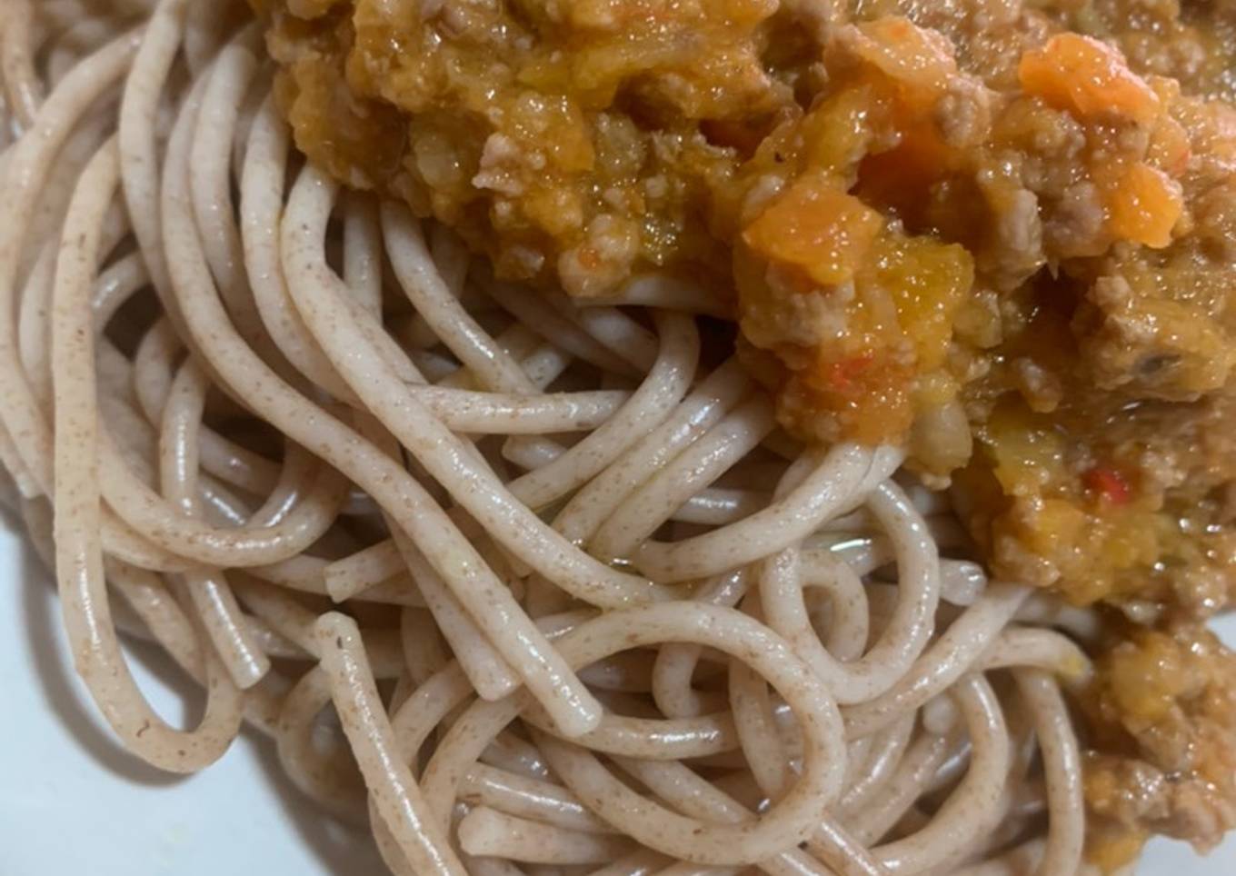 Espaguetis de espelta con boloñesa brava