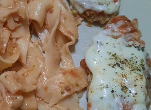 Una foto de Milanesas con salsa, quesos y cintas gruesas