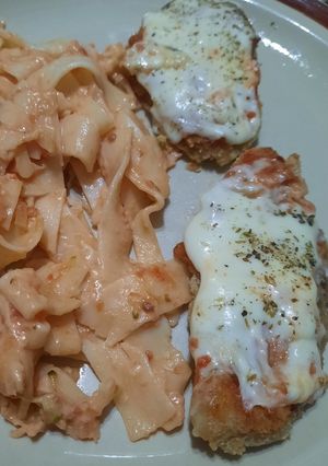 Una foto de Milanesas con salsa, quesos y cintas gruesas