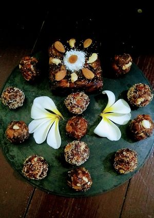 ડ્રાયફ્રુટ્સ લાડુ(Dryfruits Laddu recipe in Gujarati) રેસીપી મુખ્ય ફોટો