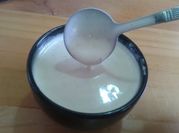 Una foto de salsa de yogur kebab