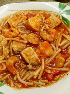 Una foto de Guiso de fideos con salmón y gambas