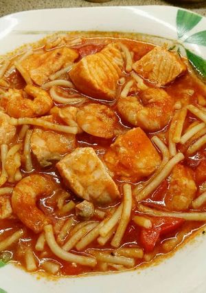 Una foto de Guiso de fideos con salmón y gambas
