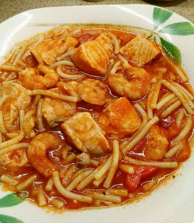 Foto principal de Guiso de fideos con salmón y gambas