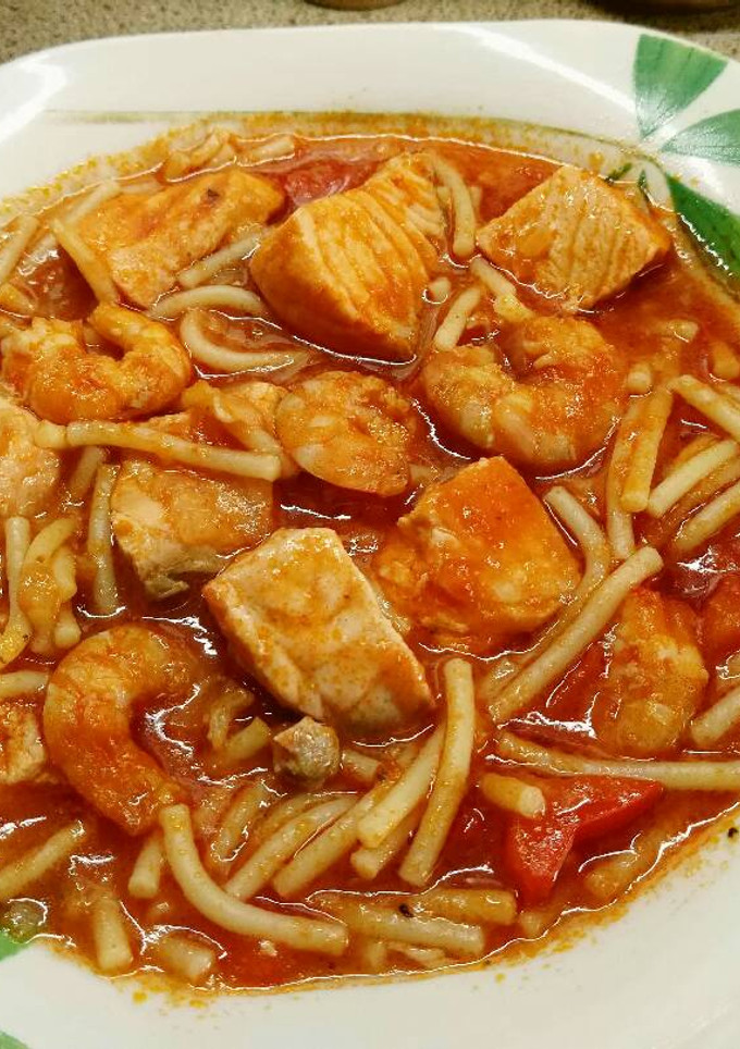 Una foto de Guiso de fideos con salmón y gambas