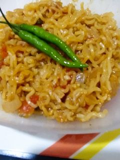 मसाला नूडल्स (Masala Noodles recipe in Hindi) रेसिपी मुख्य फोटो