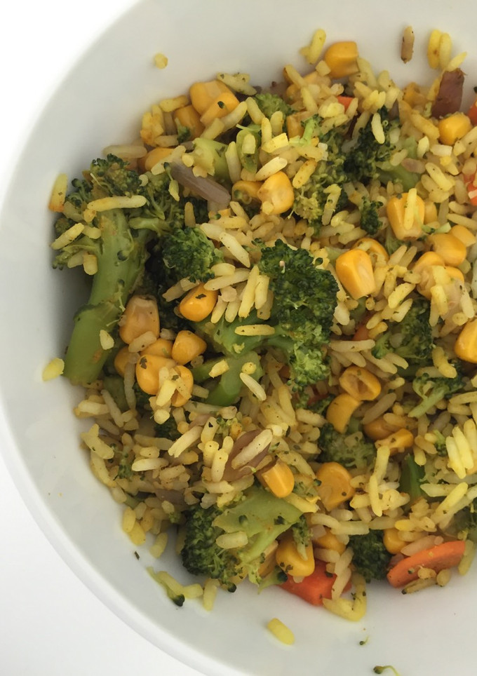 Una foto de Arroz al curry con brócoli