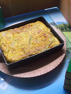 Una foto de Tortilla cuadrada de patatas y esparragos