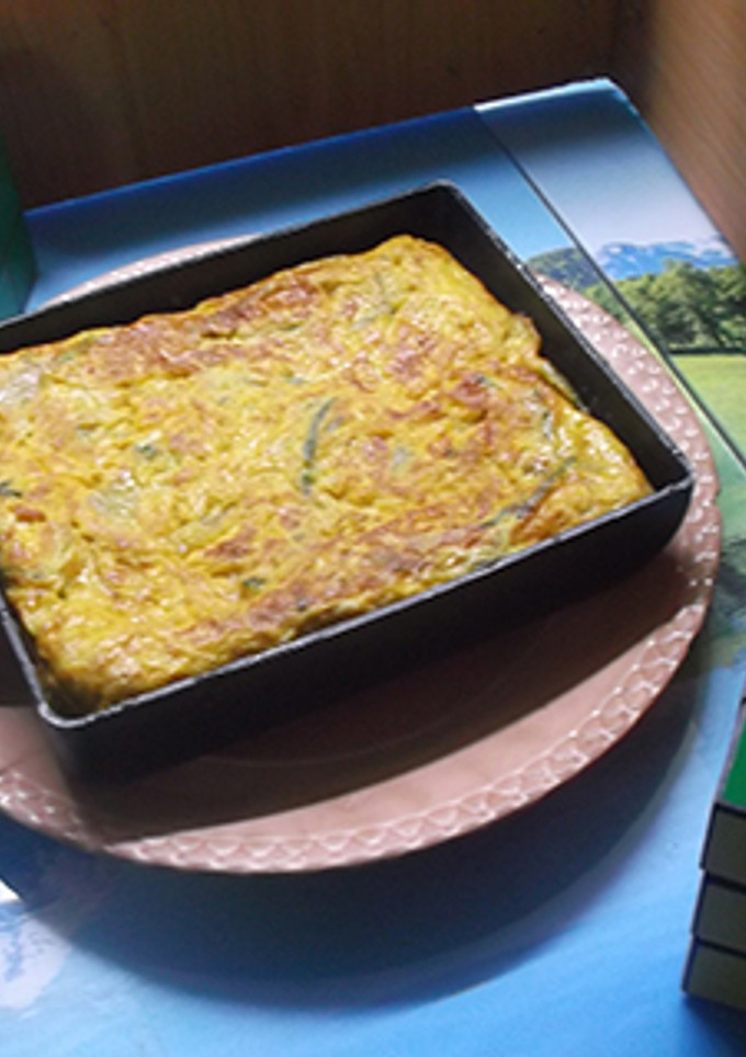 Una foto de Tortilla cuadrada de patatas y esparragos