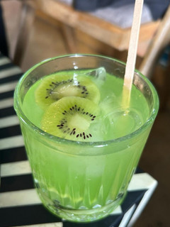 A picture of Kiwi fruit juice.