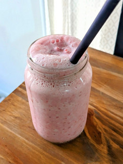 Una foto de 🍹Licuado de frutilla y ananá 🍍🍓