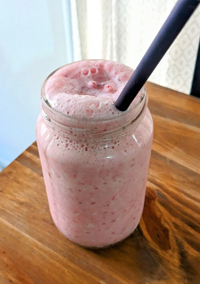 Una foto de 🍹Licuado de frutilla y ananá 🍍🍓