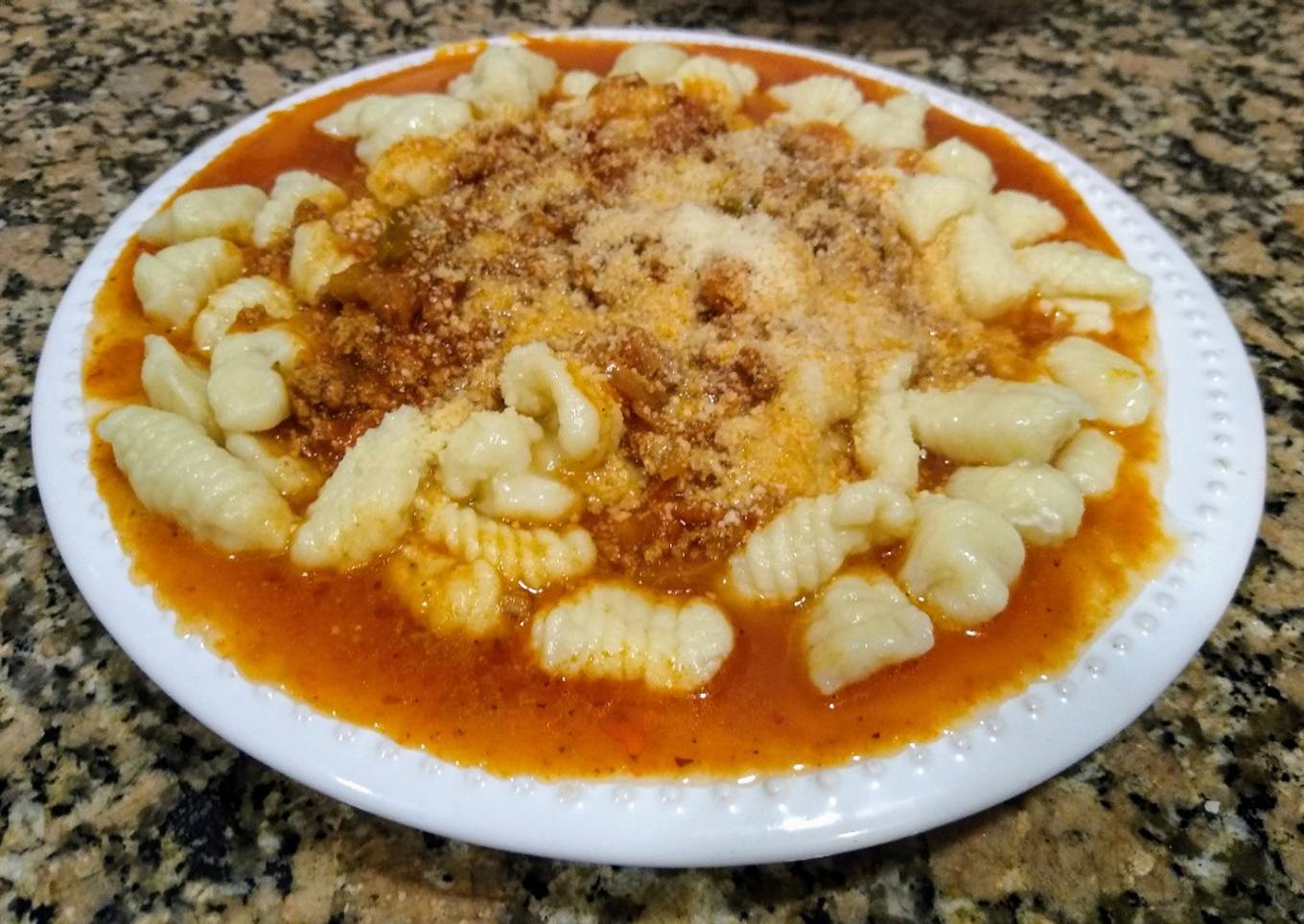 Ñoquis con salsa Boloñesa