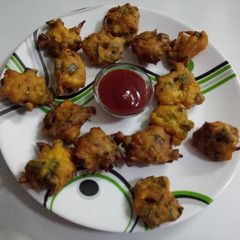 A picture of Spring onion pakode (fritters).