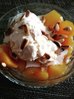Una foto de Postre de melocotón con helado de vainilla