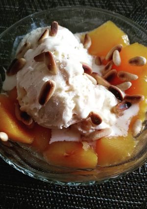 Foto principal de Postre de melocotón con helado de vainilla
