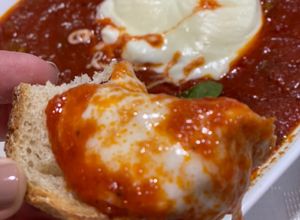 Foto de Burrata com molho de tomate