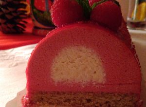 Une photo de Bûche framboise, cœur nougat sur un financier pistache