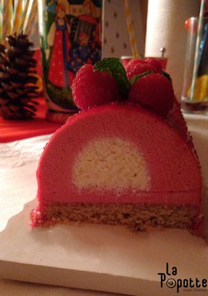 Une photo de Bûche framboise, cœur nougat sur un financier pistache