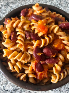Una foto de Pasta integral con salsa de tomate y porotos rojos