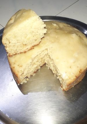 A picture of Vanilla cake in saucepan.