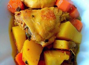 Una foto de Pollo guisado con zanahorias, patatas al macis y azafrán