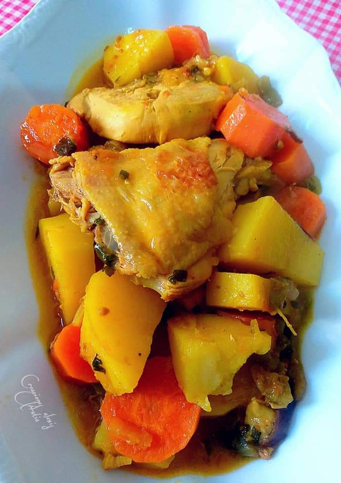 Una foto de Pollo guisado con zanahorias, patatas al macis y azafrán