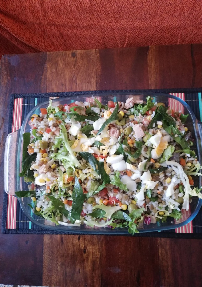 Una foto de Ensalada de Lentejas con arroz y brotes tiernos