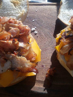 Una foto de Hamburguesas caseras con cheddar, panceta y cebolla caramelizada