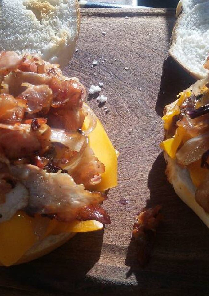 Una foto de Hamburguesas caseras con cheddar, panceta y cebolla caramelizada