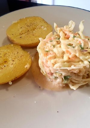 Una foto de Ensalada americana con salmón ahumado y ricotta