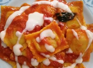 Foto di Ravioli speck e provola con sugo di pomodoro e parmigiano