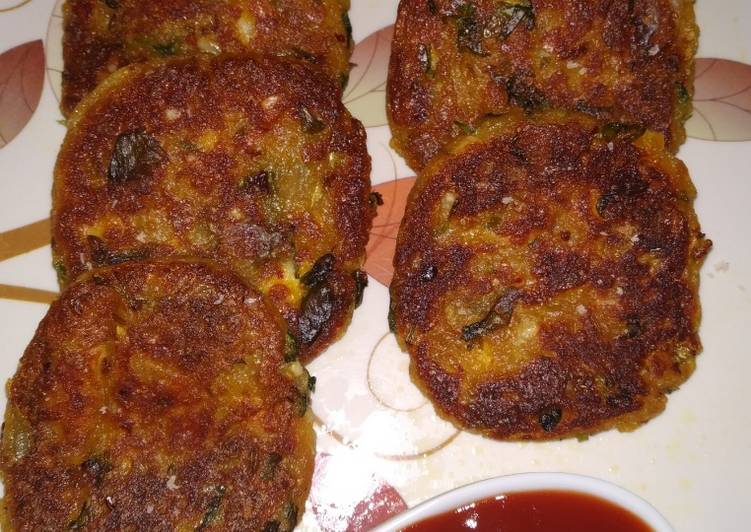 Aloo tikki with tomato sauce