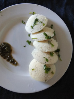 इडली (Idli recipe in hindi) रेसिपी मुख्य फोटो